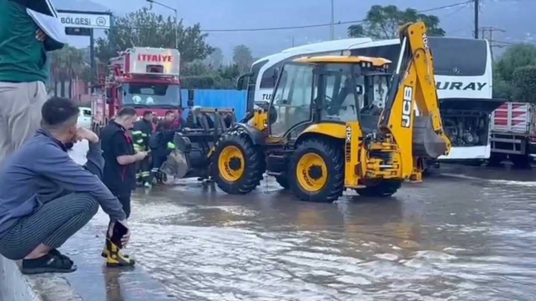 Hatay’da Sağanak Sel Oldu: Öğrenciler Kepçeyle Kurtarıldı! 1